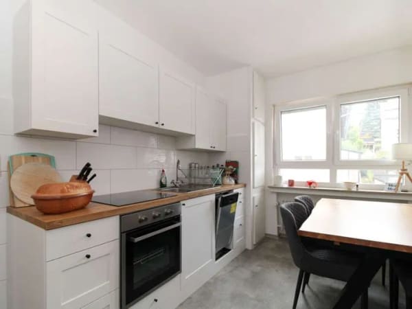 Immobilie in Bad Salzschlirf - Zweizimmerwohnung mit Stellplatz und Balkon in saniertem Mehrfamilienhaus - Bild 1