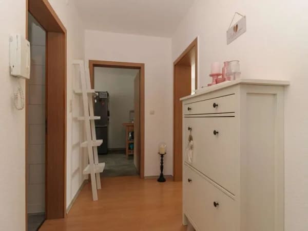 Immobilie in Bad Salzschlirf - Zweizimmerwohnung mit Stellplatz und Balkon in saniertem Mehrfamilienhaus - Bild 2
