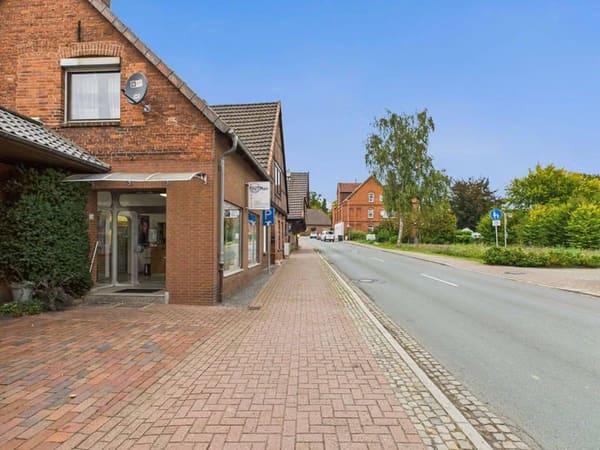 Immobilie in Liebenau - Flexibel nutzbare Gewerbeeinheit plus zwei vermietete Wohnungen - Bild 2