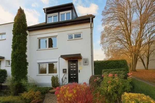 Immobilie in Schwalbach - Schwalbach: Reihenendhaus mit viel  Platz und großem Garten für Ihre Familie - Bild 0