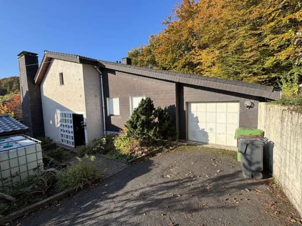 Immobilie in Bergneustadt - Freistehendes Einfamilienhaus in Höhenwohnlage – unverbaute Aussicht & direkter Waldrandzugang! - Bild 2