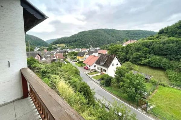 Immobilie in Ahrbrück - Charmantes Einfamilienhaus in erhöhter Lage von Ahrbrück mit traumhafter Aussicht - Bild 2