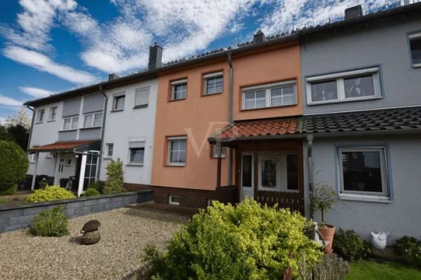 Immobilie in Querenhorst - Haus statt Wohnung -
Gemütliches Reihenhaus mit Garten und drei Garagen - Bild 0