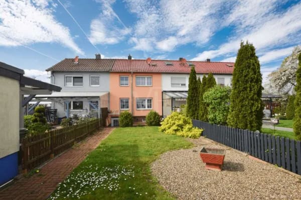 Immobilie in Querenhorst - Haus statt Wohnung -
Gemütliches Reihenhaus mit Garten und drei Garagen - Bild 1