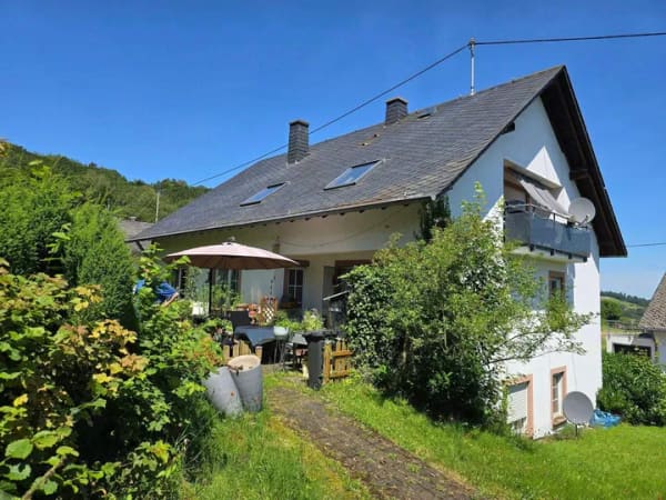 Immobilie in Farschweiler - Mehrgenerationen Landhaus, Ortsrandlage (3 Wohneinheiten) mit Garten und altem Baumbestand - Bild 0