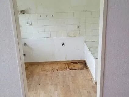 Immobilie in Karlsruhe - 1-Zi.-Wohnung mit Balkon, unvermietet, unrenoviert, nahe Schloss Karlsruhe - Bild 1