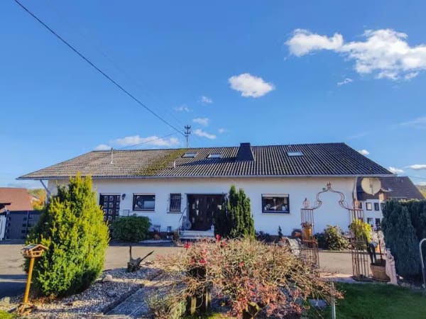 Immobilie in Altenkirchen (Westerwald) - Teilvermietetes Zweifamilienhaus (erweiterbar) mit großem Grundstück und 3 Garagen in Randlage von A - Bild 1