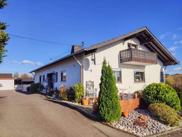 Immobilie in Altenkirchen (Westerwald) - Teilvermietetes Zweifamilienhaus (erweiterbar) mit großem Grundstück und 3 Garagen in Randlage von A - Bild 2