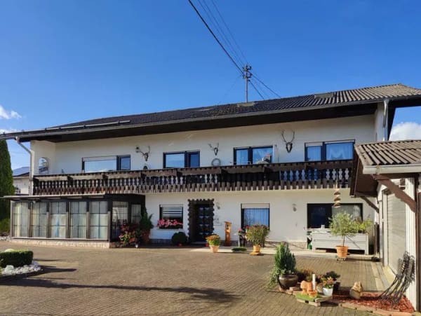Immobilie in Altenkirchen (Westerwald) - Teilvermietetes Zweifamilienhaus (erweiterbar) mit großem Grundstück und 3 Garagen in Randlage von A - Bild 3