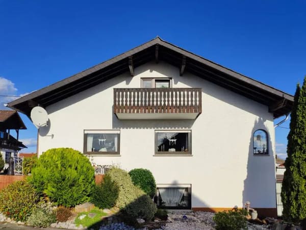 Immobilie in Altenkirchen (Westerwald) - Teilvermietetes Zweifamilienhaus (erweiterbar) mit großem Grundstück und 3 Garagen in Randlage von A - Bild 4