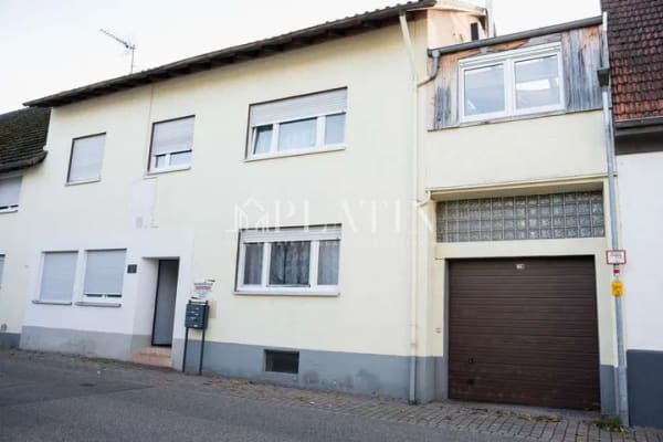 Immobilie in Ubstadt-Weiher - Platz für die Familie & kreative Köpfe in Stettfeld: Vielseitiges MFH mit XXL-Dachterrasse - Bild 1