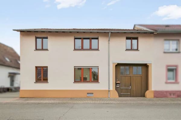 Immobilie in Linkenheim-Hochstetten - Zweifamilienhaus mit großem Grundstück, Scheune und Dachterrasse in  Linkenheim-Hochstetten - Bild 0