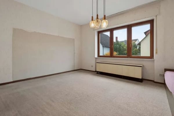Immobilie in Linkenheim-Hochstetten - Zweifamilienhaus mit großem Grundstück, Scheune und Dachterrasse in  Linkenheim-Hochstetten - Bild 1