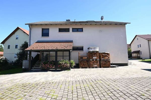 Immobilie in Berching - Zweifamilienhaus mit Wirtschaftsgebäude - 
Ideal für Großfamilie und Klein-Unternehmer!  
   Be... - Bild 3