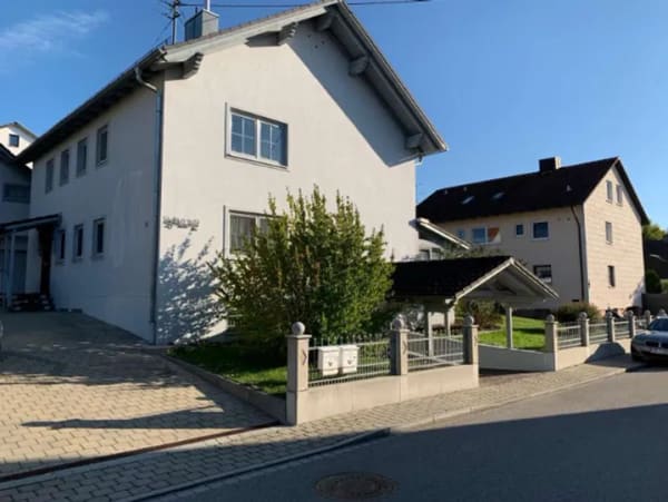 Immobilie in Au in der Hallertau - „HOCHWERTIGES ZFH MIT ZWEI DOPPELGARAGEN“
KAPITALANLAGE / EIGENHEIM IN 84072 AU I. D. HALLERTAU - Bild 0