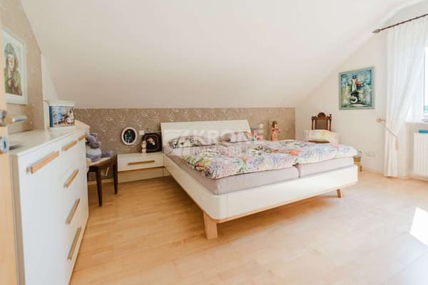 Immobilie in Freckenfeld - Luxus-Zweifamilienhaus mit Pool, Weinbergblick, moderner Technik und 2500m² Grundstück - Bild 4