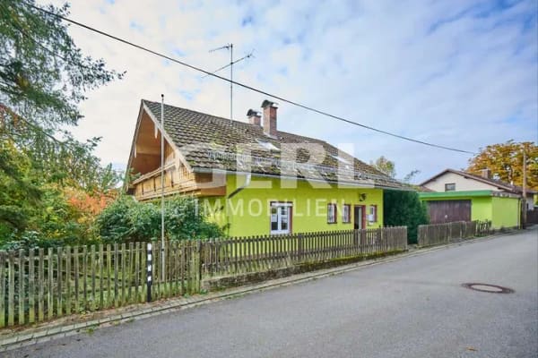 Immobilie in Bogen - Vielseitig nutzbares Einfamilienhaus in Bogen mit 2 Garagen und PV-Anlage, Renovierungsbedarf - Bild 0
