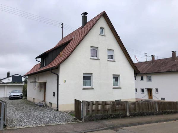 Immobilie in Niederstotzingen - Sehr geräumiges Einfamilienhaus mit großzügigen Raumflächen für viel Potential der Entfaltung + Doppelgarage - Bild 0