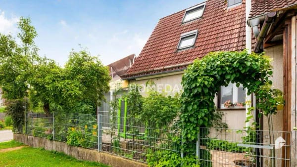 Immobilie in Lonsee - Einziehen und Wohlfühlen - Ansprechendes Einfamilienhaus mit Schrebergarten, Garage und Solaranlage - Bild 2
