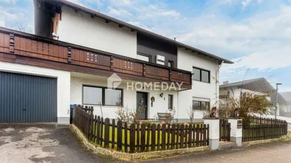 Immobilie in Kößlarn - Großzügiges Zweifamilienhaus mit Kamin, Garten und Ausbaureserve - Bild 0