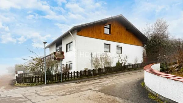 Immobilie in Kößlarn - Großzügiges Zweifamilienhaus mit Kamin, Garten und Ausbaureserve - Bild 1