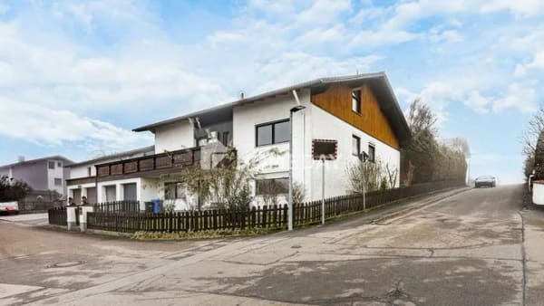 Immobilie in Kößlarn - Großzügiges Zweifamilienhaus mit Kamin, Garten und Ausbaureserve - Bild 2
