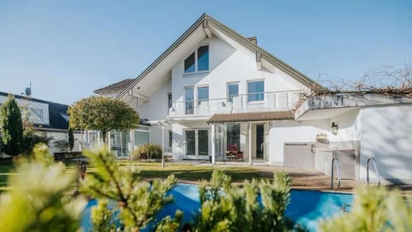 Immobilie in Breisach am Rhein - Vielseitig nutzbares Einfamilienhaus mit Büroeinheit und Einliegerwohnung in Breisach-Hochstetten - Bild 0