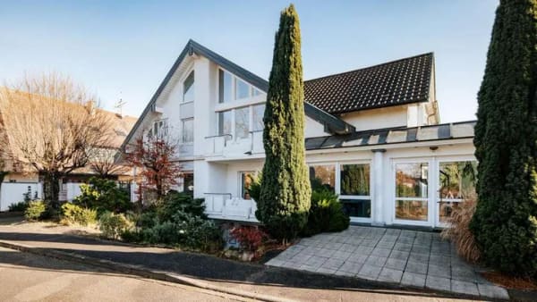 Immobilie in Breisach am Rhein - Vielseitig nutzbares Einfamilienhaus mit Büroeinheit und Einliegerwohnung in Breisach-Hochstetten - Bild 1