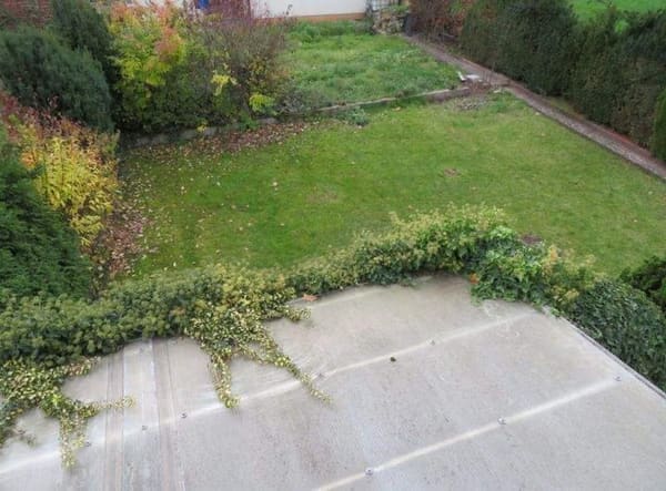 Immobilie in Reckendorf - RECKENDORF: FREISTEHENDES HAUS ZUM KOMPLETT-SANIEREN+2 GARAGEN AUF ca.673m2 FÜR 185.000,-EURO - Bild 2