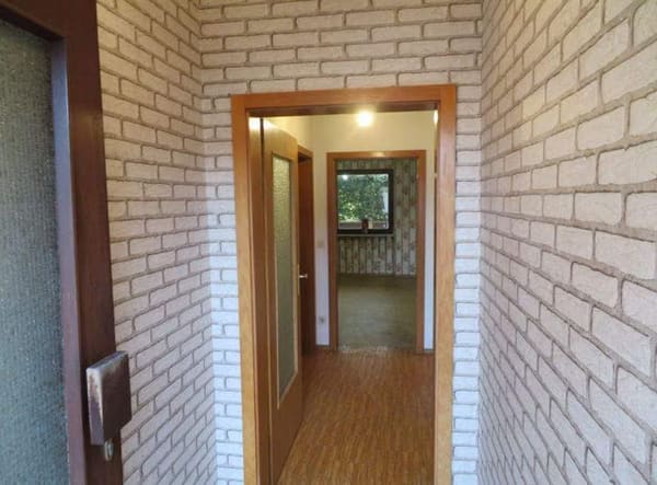 Immobilie in Reckendorf - RECKENDORF: FREISTEHENDES HAUS ZUM KOMPLETT-SANIEREN+2 GARAGEN AUF ca.673m2 FÜR 185.000,-EURO - Bild 4