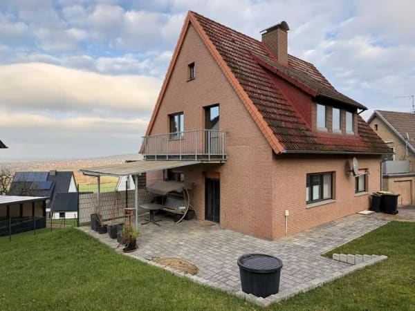 Immobilie in Porta Westfalica - Naturnahes Wohnglück mit Panoramablick: Freistehendes Zweifamilienhaus mit XL-Garten  - Bild 1