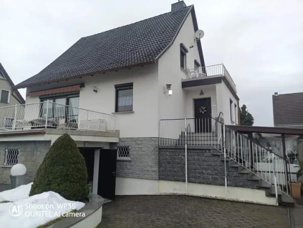 Immobilie in Hoyerswerda - Wojerecy - Geräumiges Familienhaus mit Terrasse und Balkon in Hoyerswerda - Bild 0