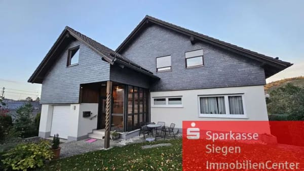 Immobilie in Wilnsdorf - Großzügiges Zweifamilienhaus mit Garage in beliebter Lage von Wilnsdorf, Oberdielfen - Bild 0