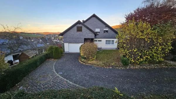 Immobilie in Wilnsdorf - Großzügiges Zweifamilienhaus mit Garage in beliebter Lage von Wilnsdorf, Oberdielfen - Bild 1