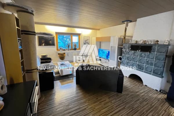 Immobilie in Sulzbach-Rosenberg - 82 m² plus Hobbyraum im Spitzboden - helle 3-Zimmer-Wohnung in Rosenberg mit Balkon und Garage - Bild 0