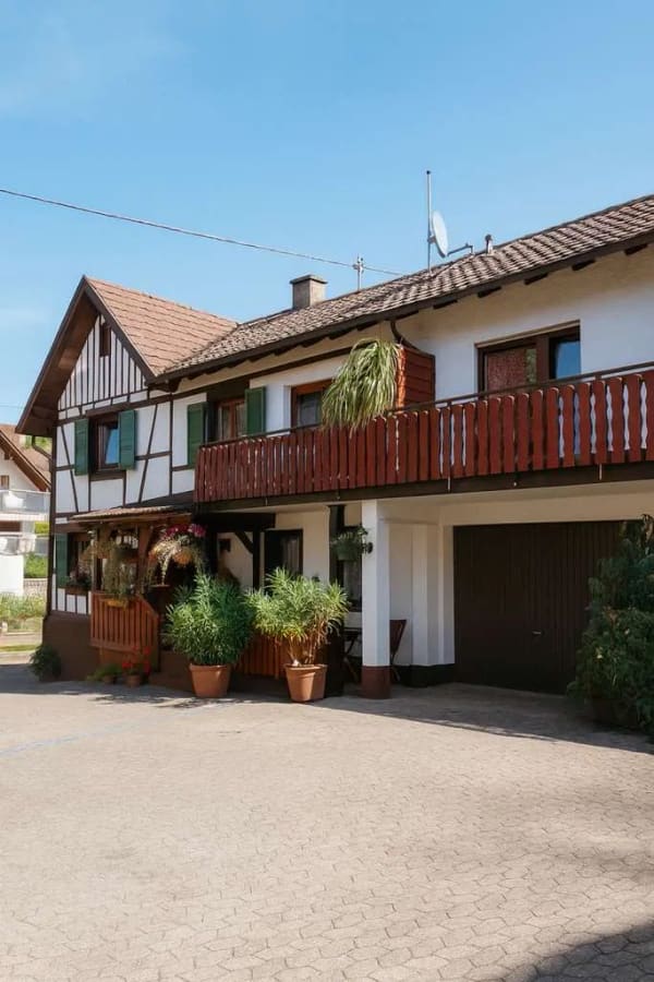 Immobilie in Gaggenau - Idyllisches Zweifamilienhaus mit Garagen und viel Nutzfläche in Gaggenau-Michelbach

 - Bild 1