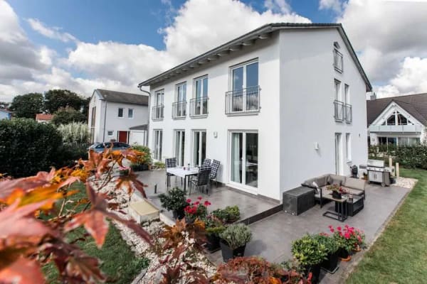 Immobilie in Hebertshausen - Exklusives Einfamilienhaus mit Wellnessbereich in ruhiger Lage bei München - Bild 0