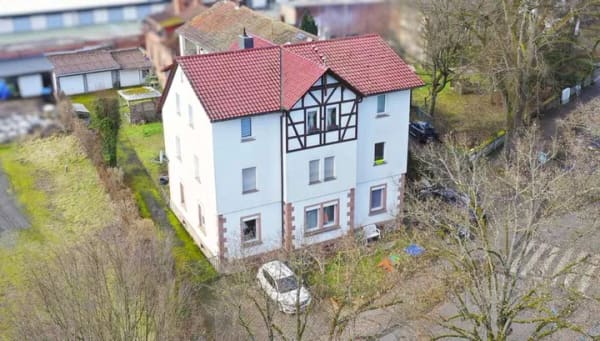 Immobilie in Bad Soden-Salmünster - Wilhelm Immobilien. Dreifamilienhaus plus Neubaupotenzial in der Nähe des Kurzentrums von Bad Soden - Bild 1