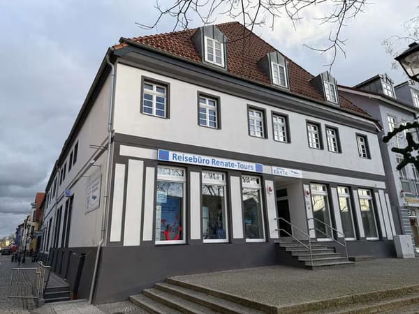 Immobilie in Waren (Müritz) - 3 ZKB Eigentumswohnung *** Direkt am Markt gelegen *** Waren (Müritz) *** Badewanne*** Gäste-WC *** - Bild 2