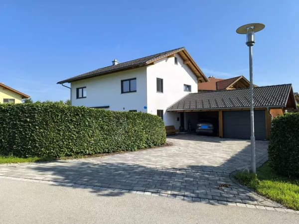 Immobilie in Fridolfing - Familienfreundliches Einfamilienhaus in bester, sonniger Siedlungslage von Fridolfing zu verkaufen ! - Bild 0