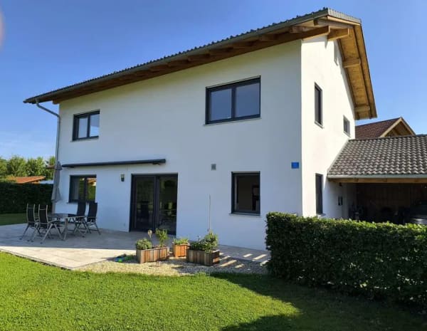 Immobilie in Fridolfing - Familienfreundliches Einfamilienhaus in bester, sonniger Siedlungslage von Fridolfing zu verkaufen ! - Bild 1