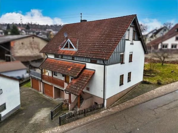 Immobilie in Schönbrunn - Großzügiges Zweifamilienhaus mit großer Scheune in Schwanheim  - Bild 1