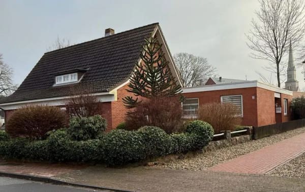 Immobilie in Hennstedt - Hennstedt: zwei Häuser mit insgesamt 9 Zimmern auf einem Grundstück (732m²) in zentraler Lage - Bild 0