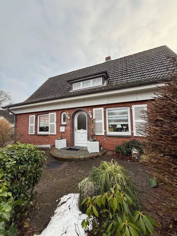 Immobilie in Hennstedt - Hennstedt: zwei Häuser mit insgesamt 9 Zimmern auf einem Grundstück (732m²) in zentraler Lage - Bild 1