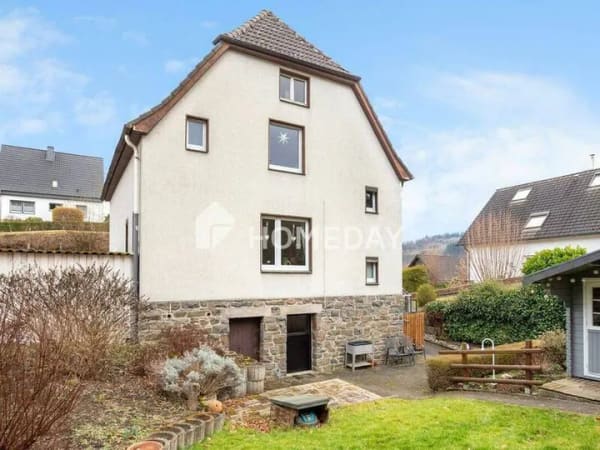 Immobilie in Meschede - Teilvermietetes Zweifamilienhaus mit sonnigem Garten auf ca. 940 m² Grundstück - Bild 0