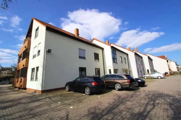 Immobilie in Hockenheim - RESERVIERT ! Charmante 3-Zimmer-Wohnung mit Terrasse und 2 Stellplätzen in Hockenheim! - Bild 2