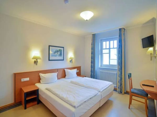 Immobilie in Binz - Komfort Apartment mit großzügigem Balkon am Parkrand zur Meerseite 
 - Bild 2