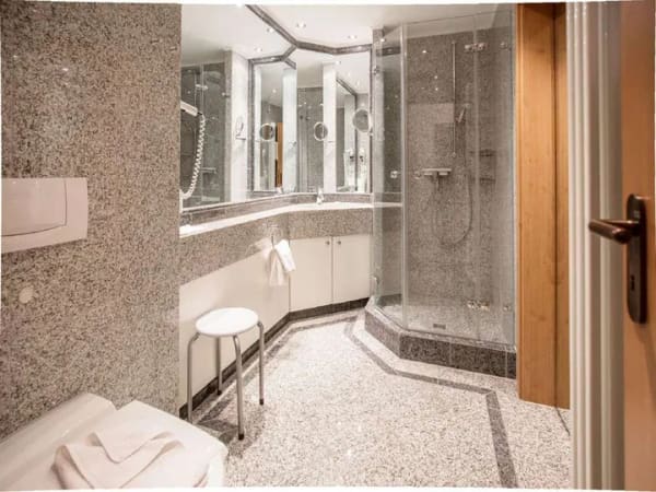 Immobilie in Binz - Komfort Apartment mit großzügigem Balkon am Parkrand zur Meerseite 
 - Bild 3