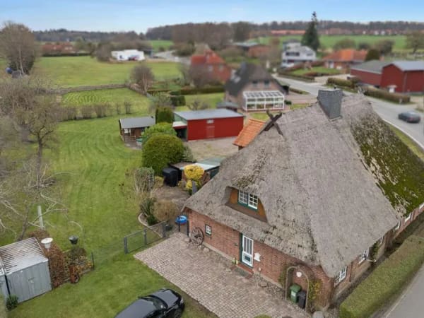 Immobilie in Hohwacht - Historische Reetdachkate mit Sauna, Whirlpool und großem Naturgrundstück - Bild 2
