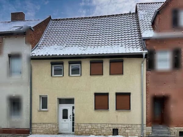 Immobilie in Gröningen - „Kompakt wohnen, großzügig parken – Reihenmittelhaus in Gröningen“ - Bild 0
